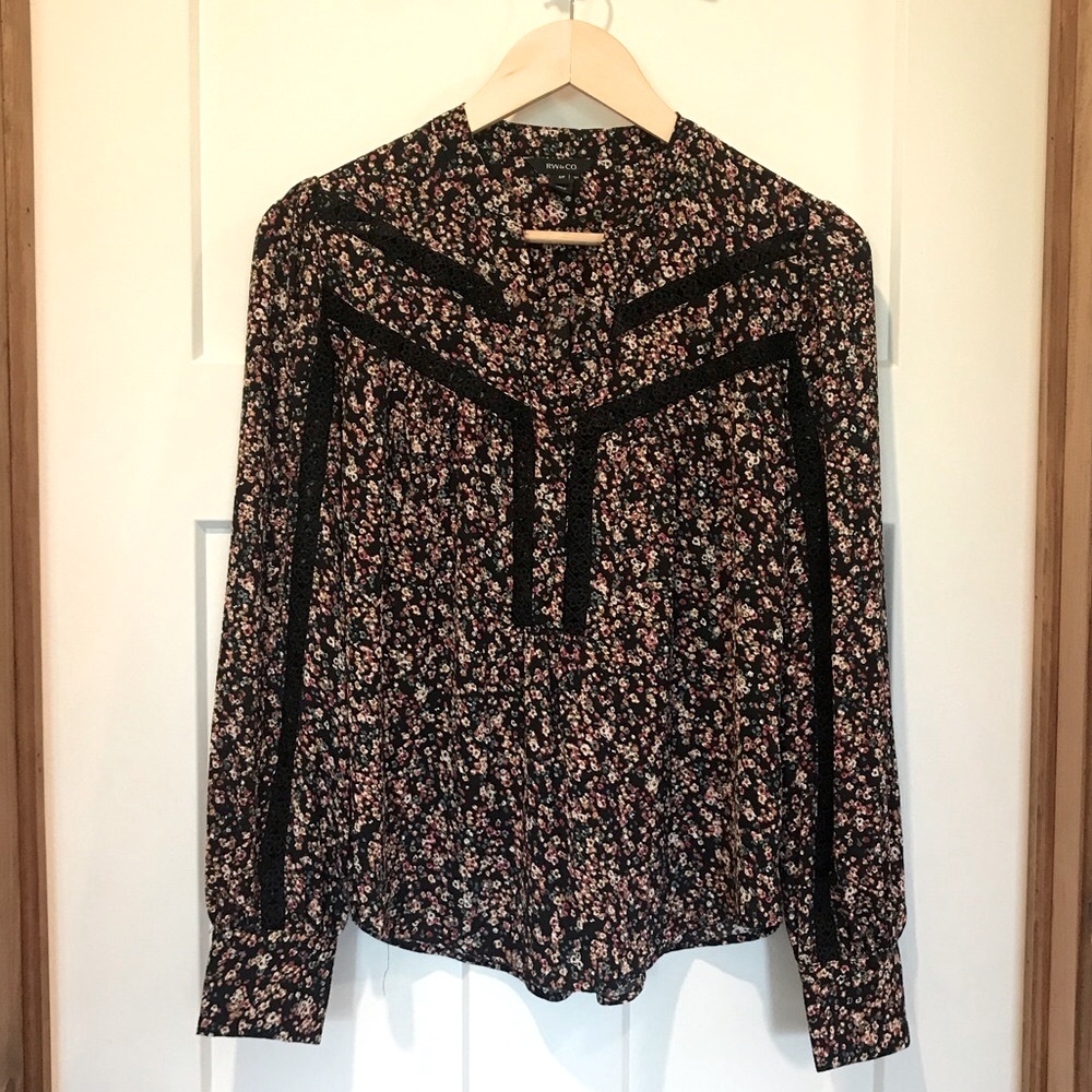 Flowery black blouse RW&CO with embroidery, small